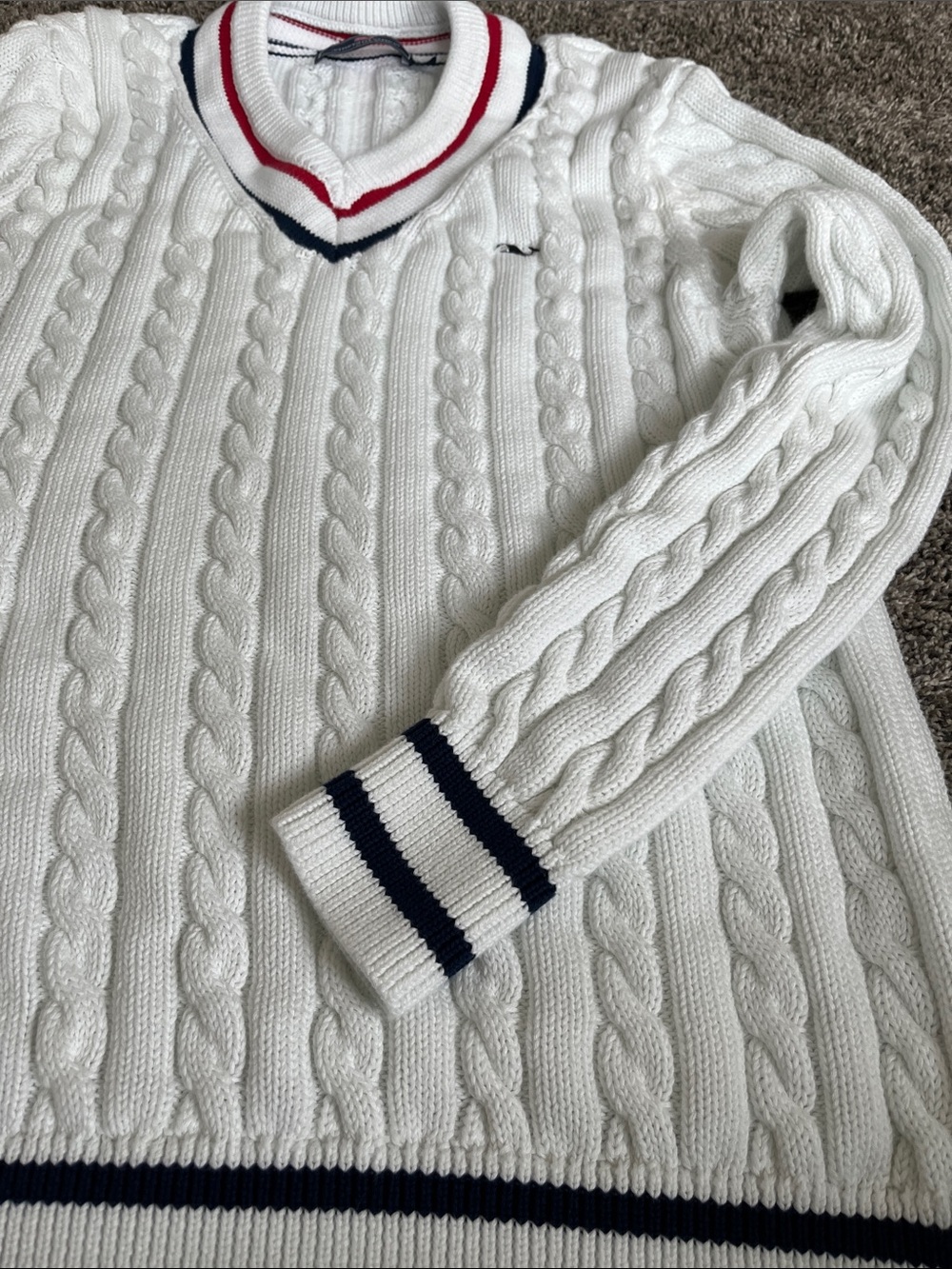 Vineyard Vines. White Cable Knit V-Neck Sweater with Navy & Red Trim! Americana - Picture 8 of 10